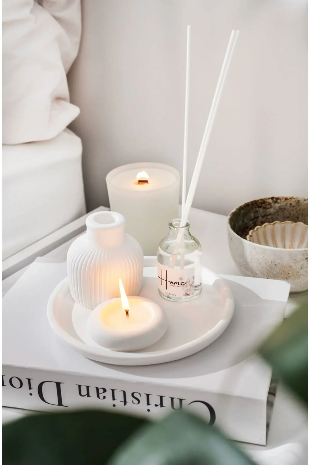 

Set of 4 Striped white Vase + round Candle Holder + 50 ml Japanese cherry fragrance + round Tray