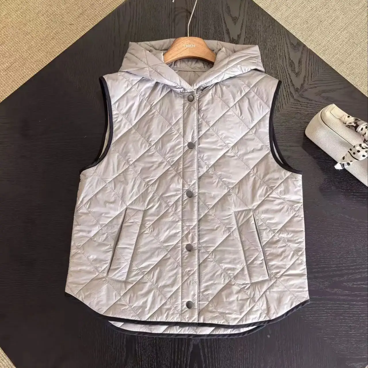 

Casual lightweight diamond grid hooded vest