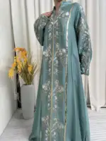 Abaya musulman sarcelle 2025 avec col montant et broderie florale exquise, idéale pour les festivités islamiques et les célébrations du Ramadan 5