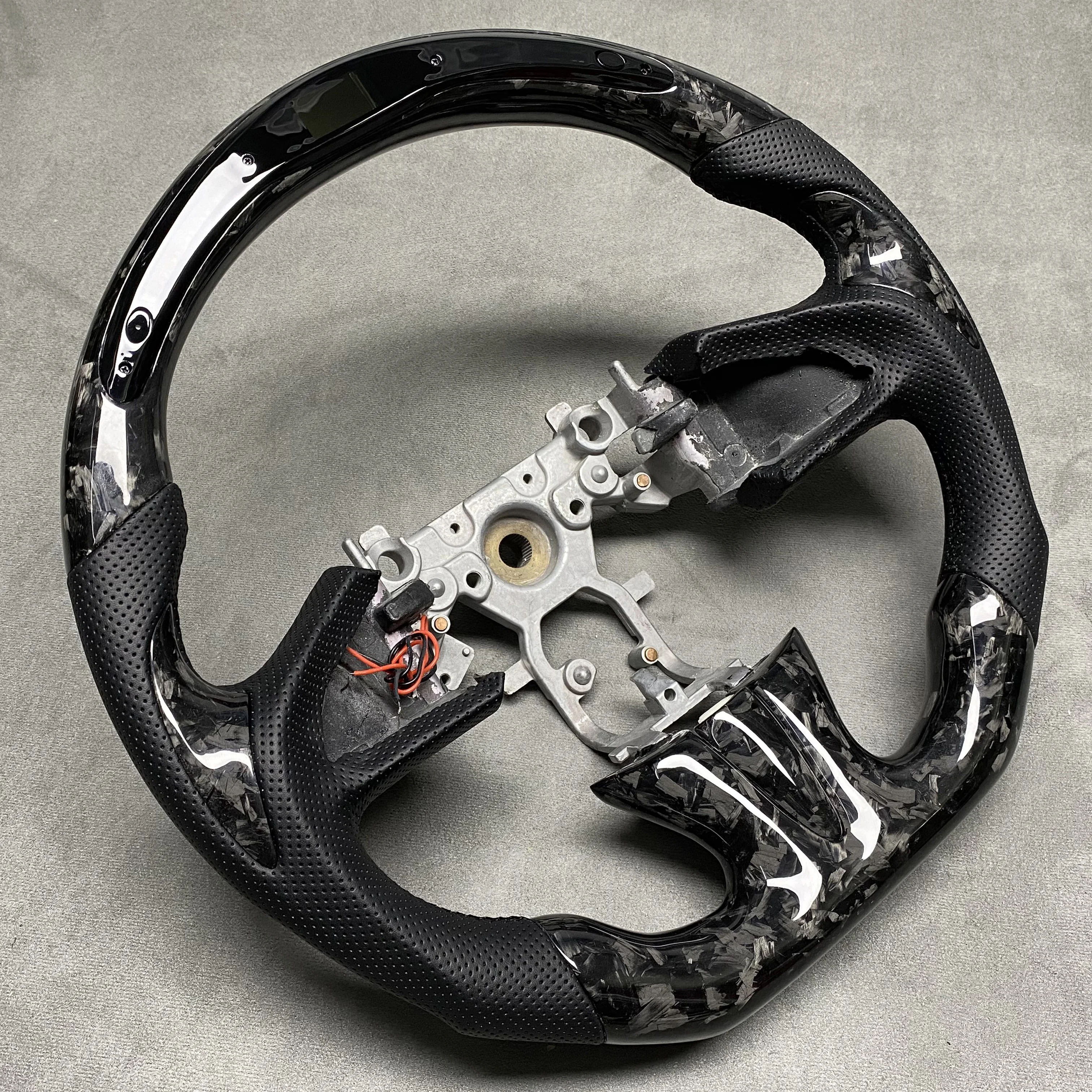 Customized carbon fiber car steering wheel for G35 G37 G37s Q50 Q60 QX30 QX50 QX60 upgraded sports steering