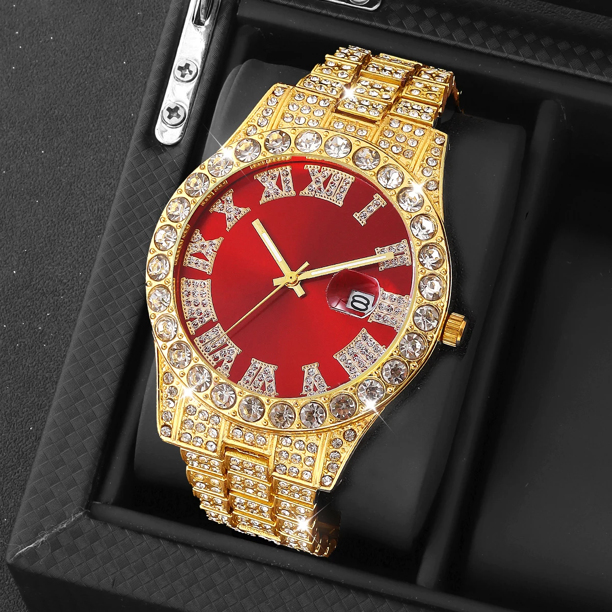 3-Piece Set of Fashionable Men's Classic Rhinestone Quartz Watches——Equipped with a Calendar Function, Round Dial, and Comes with a Matching Cross Pendant Necklace and Chain Bracelet; Battery-Powered, Alloy Watch Case; Designed Specifically for Men, Ideal as a Gift for Friends and Family.