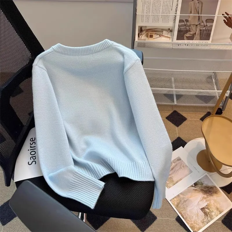 معطف سترة صوفية ناعمة ولزجة باللون الأزرق الفاتح على الطراز الكوري الجديد للنساء، سترة قصيرة محبوكة برقبة دائرية مع بور