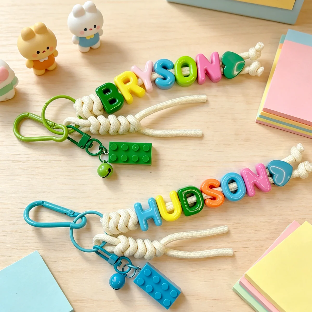 1 Stück personalisierter Schlüsselanhänger mit Quaste und Glöckchen – handgefertigter geflochtener Taschenanhänger, personalisiertes Taschenaccessoire, Abschlussgeschenk – Detail 8