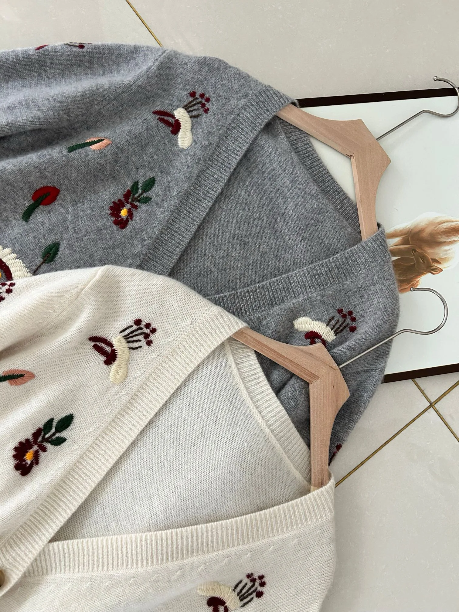 Jesienno-zimowy luksusowy damski kardigan z haftem w kształcie litery V ze 100% kaszmiru