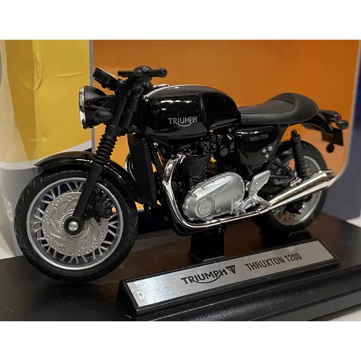 Welly Thruxton 1200 motorcycle 1:18 scale miniature Diecast collection Legendary Bikes high quality detail box presentation packaging with window display stand with brand and model