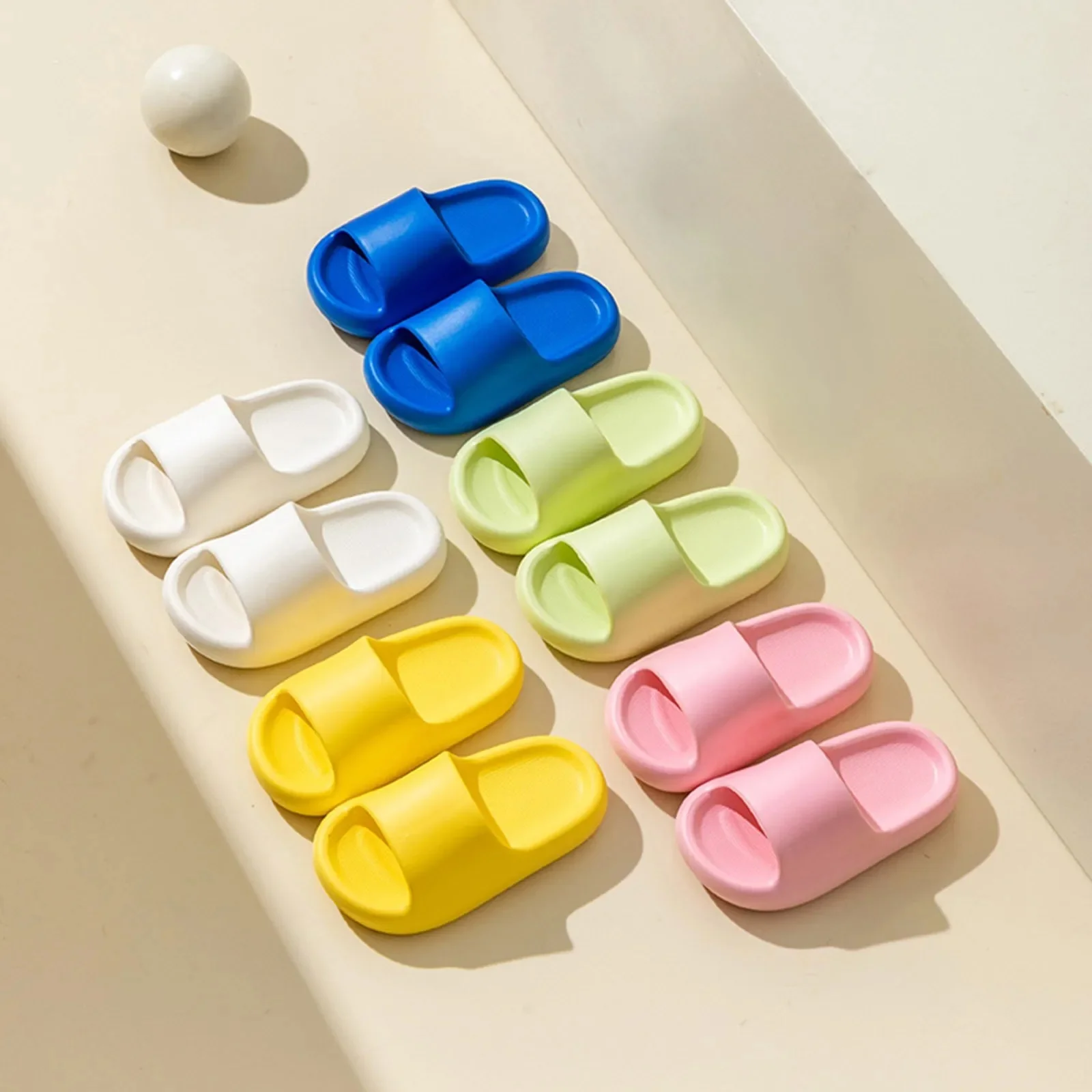 Pantoufles de salle de bain pour enfants, couleur unie, antidérapantes, semelle souple, pantoufles d'été pour garçons et filles de 4 à 10 ans, pantoufles de maison mignonnes