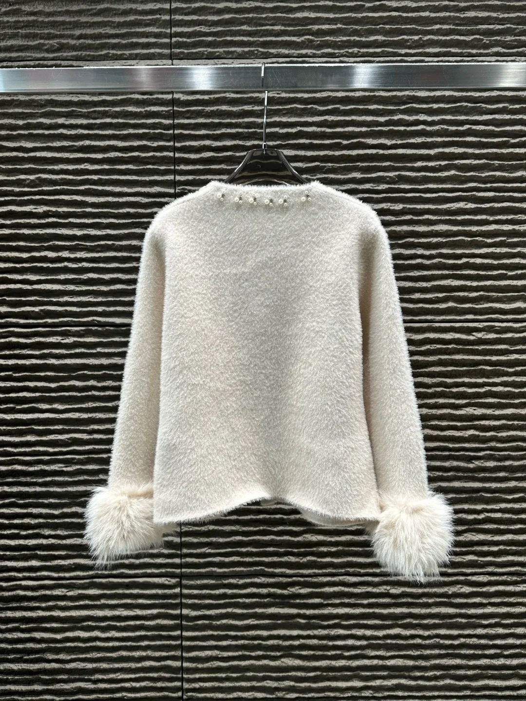 

Осень 202, новый женский пушистый вязаный кардиган с жемчугом, украшенный жемчугом — меховые манжеты, шикарный повседневный вариант, идеально подходит для повседневного ношения и