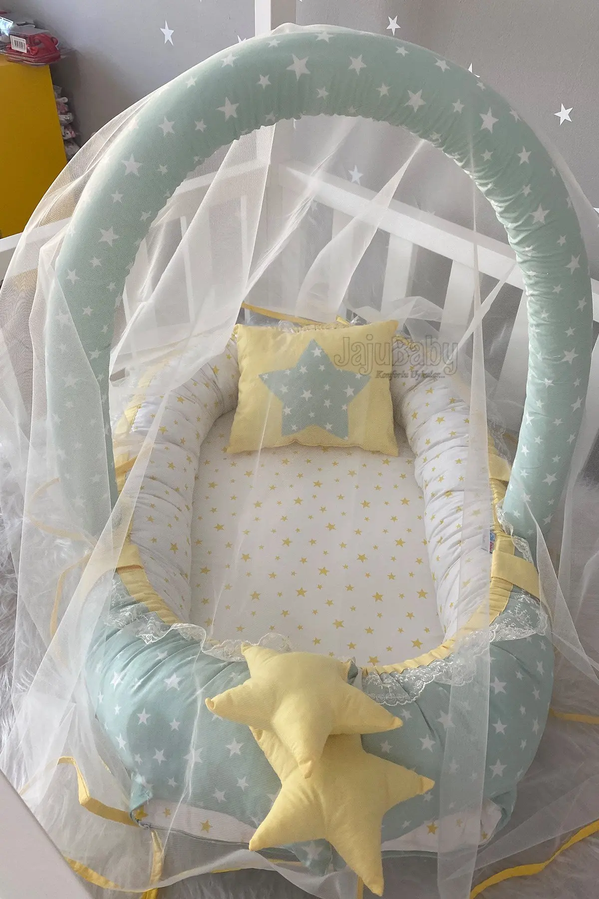 Luxury Design Babynest with Handmade Green Star Mosquito Net and Toy Hanger