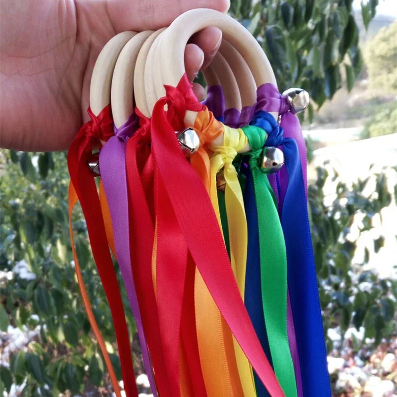 Nieuwste 10/20 stks/partij Regenboog Kleur Vlek lint Houten Ring Met Sliver Bell voor Hand Kite Speelgoed FLY ME verjaardagsfeestje Gunsten - afbeelding 2