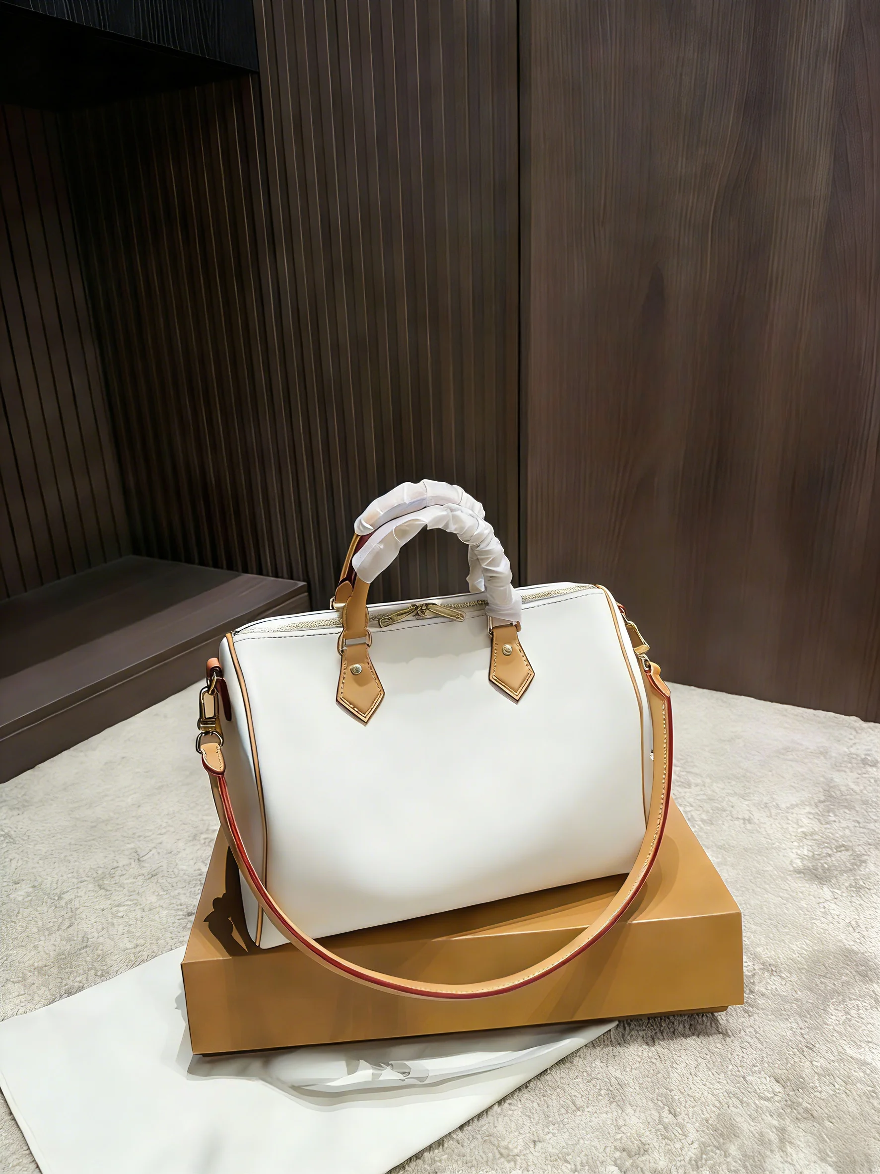 2026 New Women's Large Capacity Pillow Bag Minimalist Versatile Commuter Handbag Crossbody No Box 31x22cm