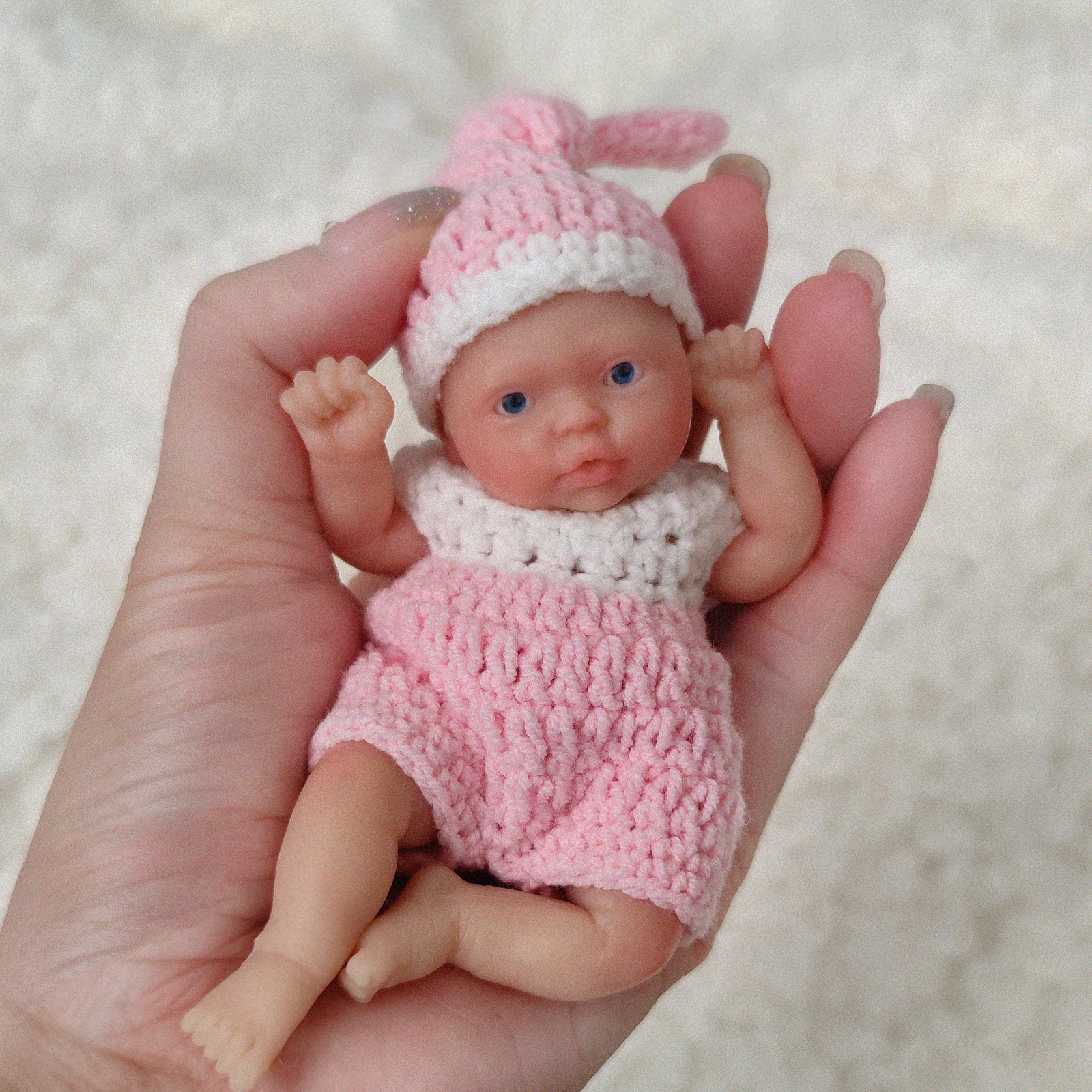 4,5 Zoll große, lebensechte Babypuppe aus Silikon, Ganzkörper-Miniatur mit rosa Outfit, Weihnachtsgeschenk für Kinder – Detail 4