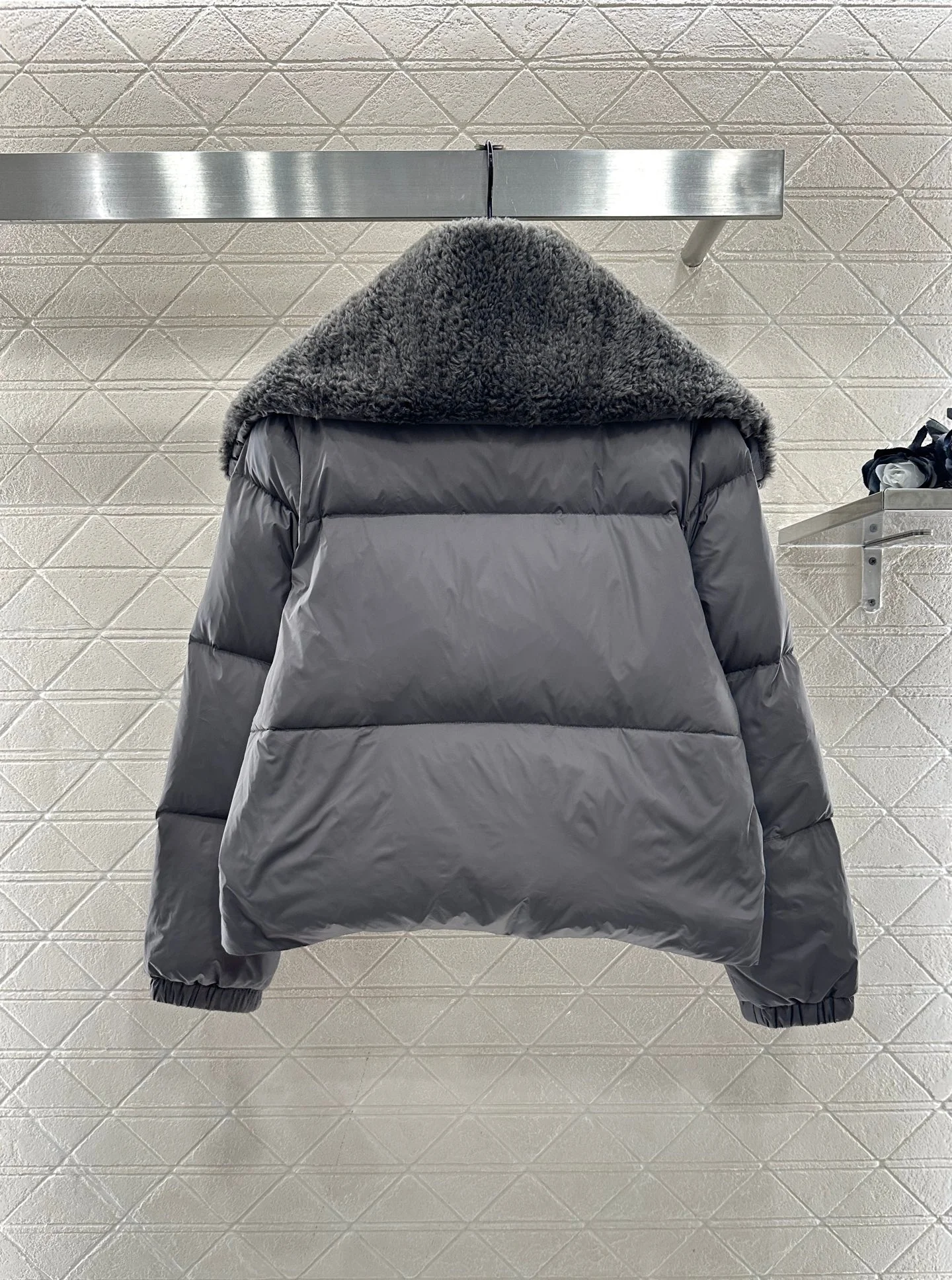 سترة نسائية جديدة لخريف وشتاء 2025 شال دافئ فروي كبير وقصير للأسفل #1