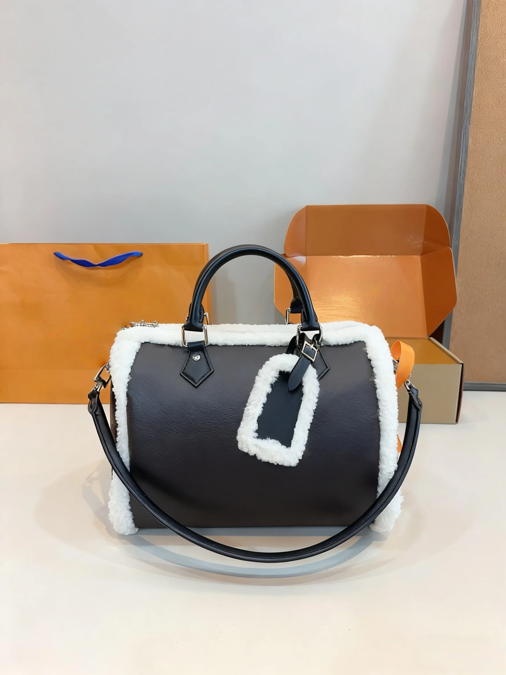 

2025 New SIZE: 30x19x23 CM Fashionable Versatile bags leather cherry Portable can be carried on the shoulder no boxes