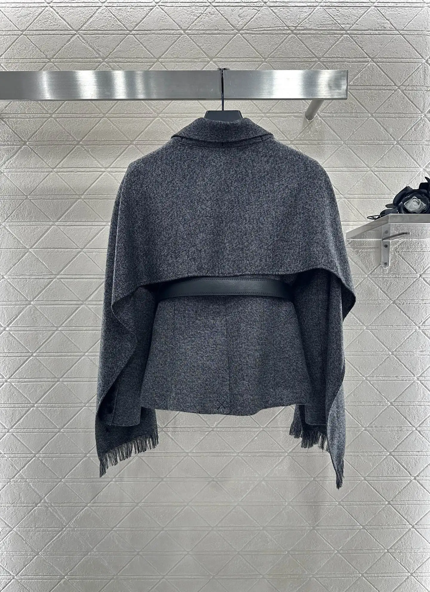 

Новое поступление 2025 года, комплект из 100% смеси шелка со съемным шалевым воротником и поясом, комплект из нескольких предметов 326