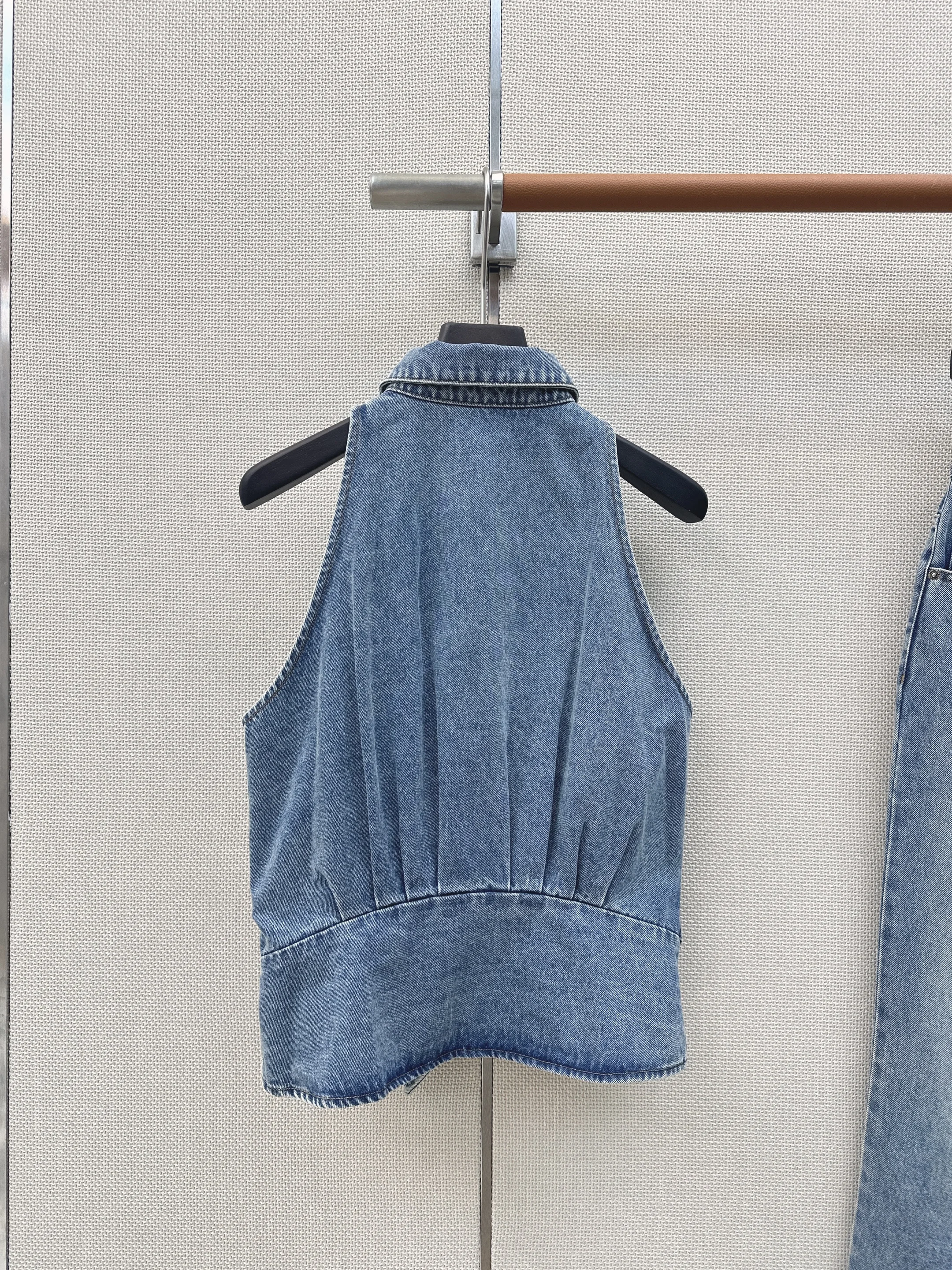 

2026 Summer Women's Collared Halter Denim Vest Pleated Waist-Cinching Sleeveless Top ZX092