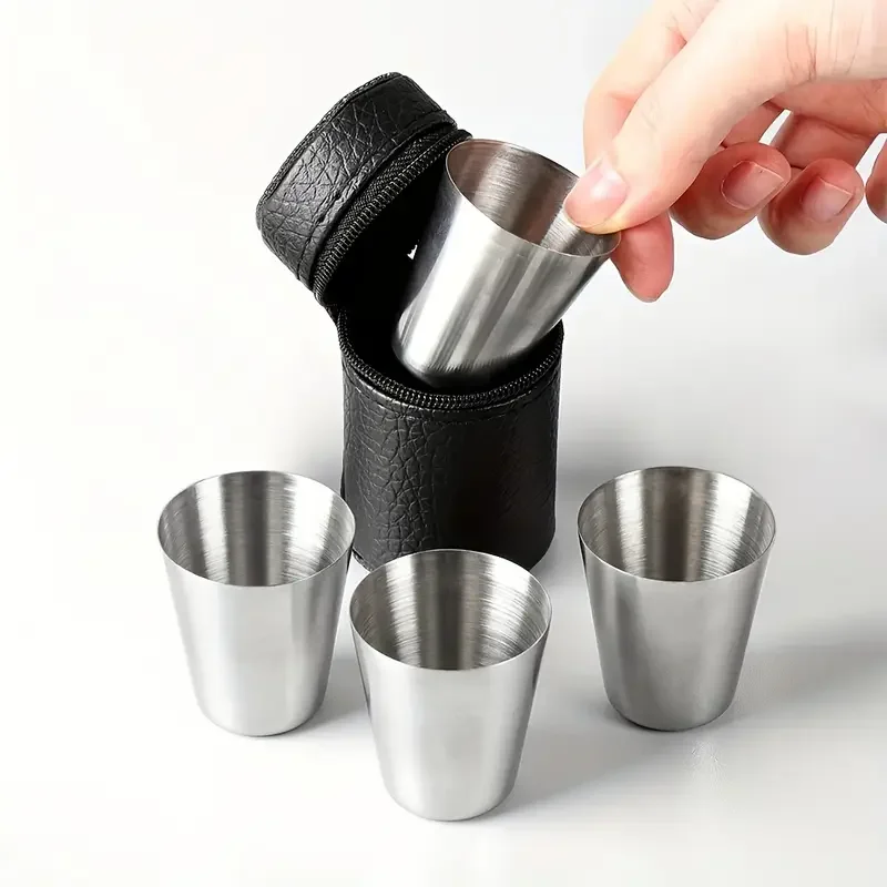 Beer Flight Set - ステンレス鋼製4ピース30/70ml小型ワイングラス、ミニポータブル旅行キャンプ用ドリンクカップ、マグカップ、レザー付きコーヒー・ビールグラス