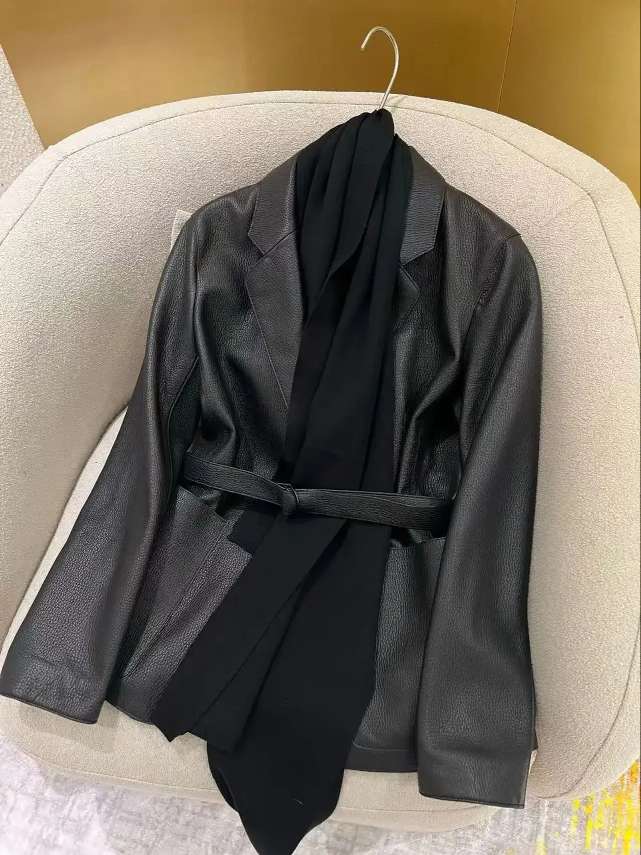 Elegancka damska kurtka ze skóry naturalnej z odpinanym kaszmirowym szalem