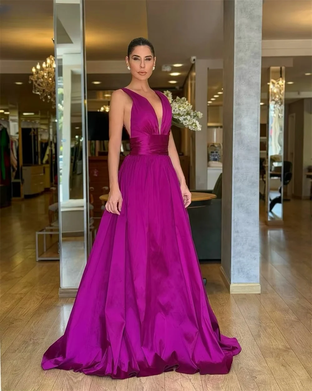 فساتين سهرة مثيرة مخصصة للقياسات العربية السعودية من الساتان الأرجواني العميق على شكل حرف v ثنيات على شكل حرف a مطوي بدون أكمام فستان حفلات مثير