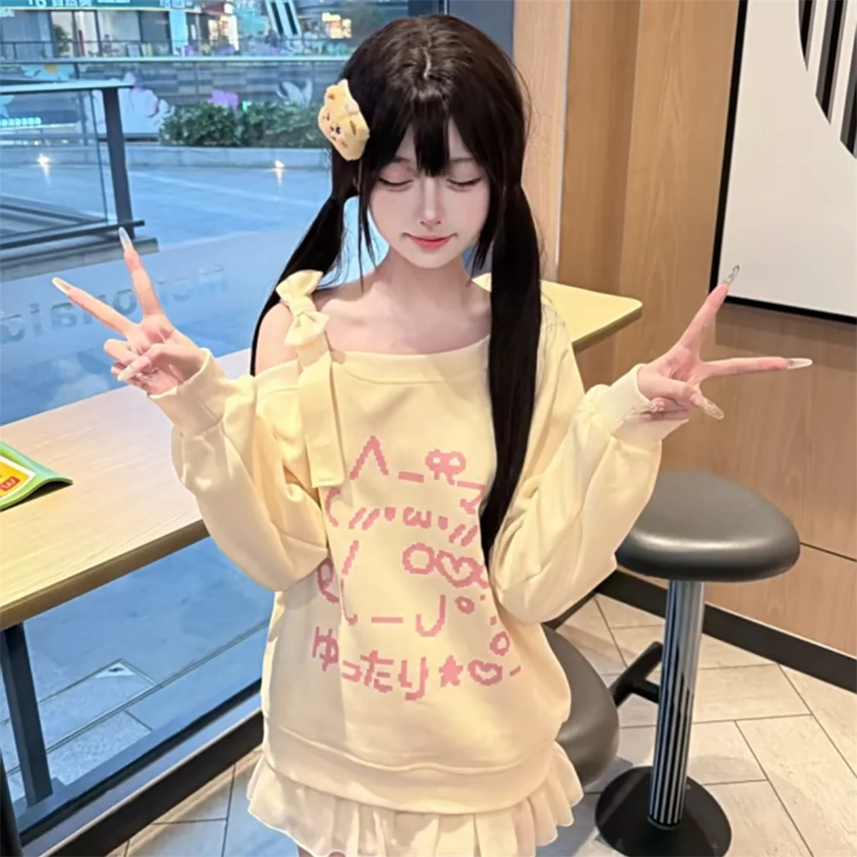 اليابانية هوديي 2025 الملابس النسائية القوس الكرتون كم طويل Camisetas قبالة الكتف فضفاض تيز موضة عادية أنيمي Y2k القمم #3