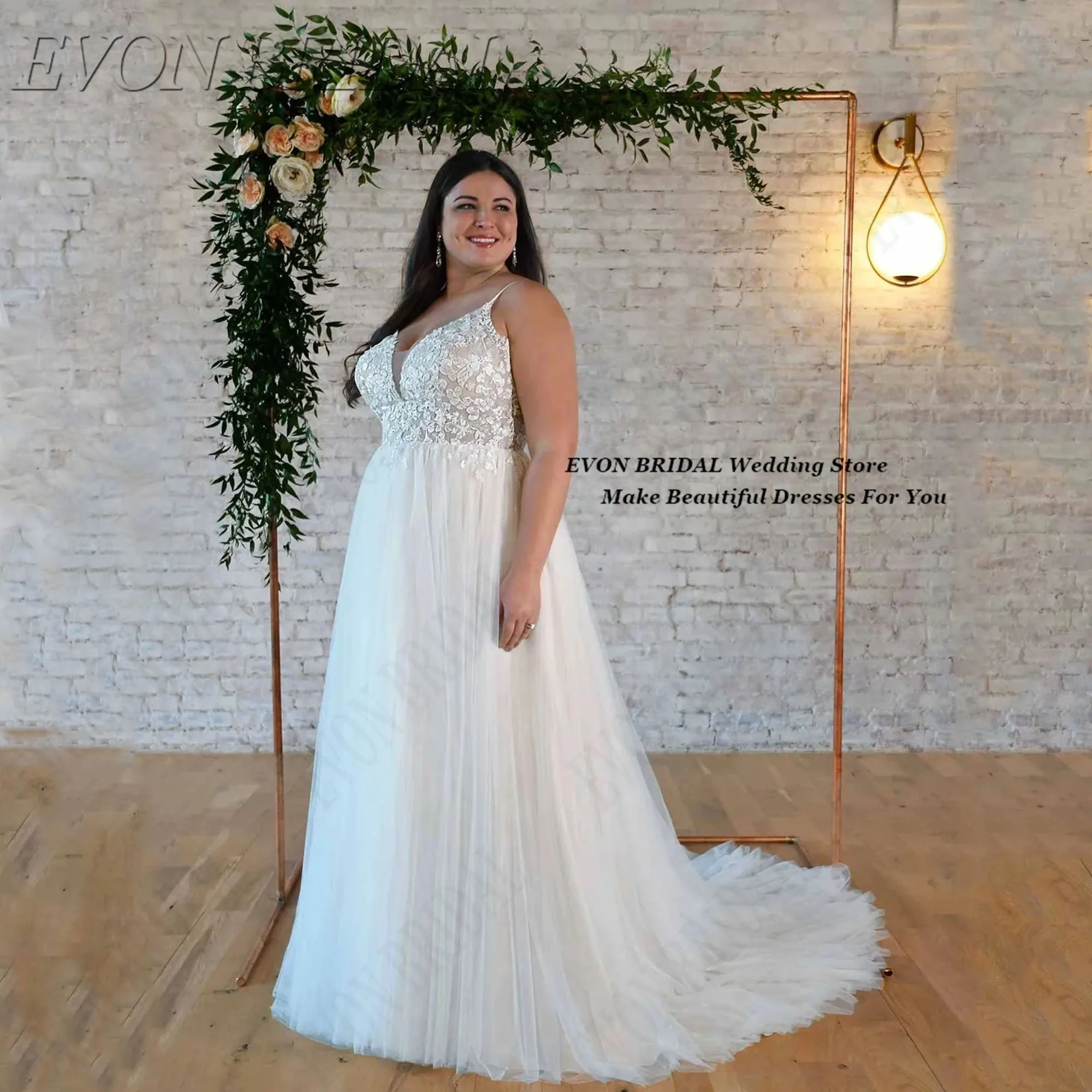 Abiti da sposa taglie forti in pizzo con applicazioni Abito da sposa senza maniche alla moda con strascico Abito da sposa in tulle squisito EVON BRIDA