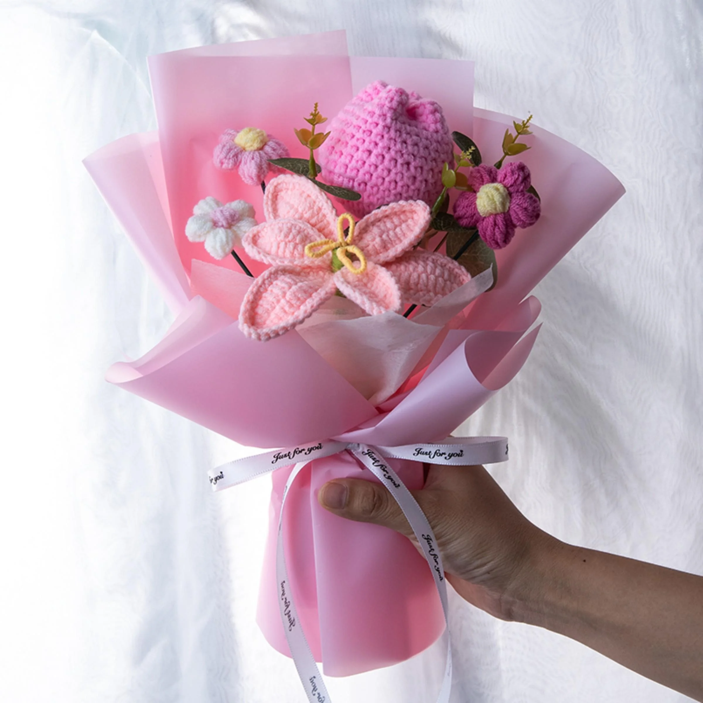 Handgefertigter Häkel-Lilien- und Tulpen-Blumenstrauß, Niedliches Künstliches Blumenarrangement, Ideales Geburtstagsgeschenk, Abschlussgeschenk – Detail 1