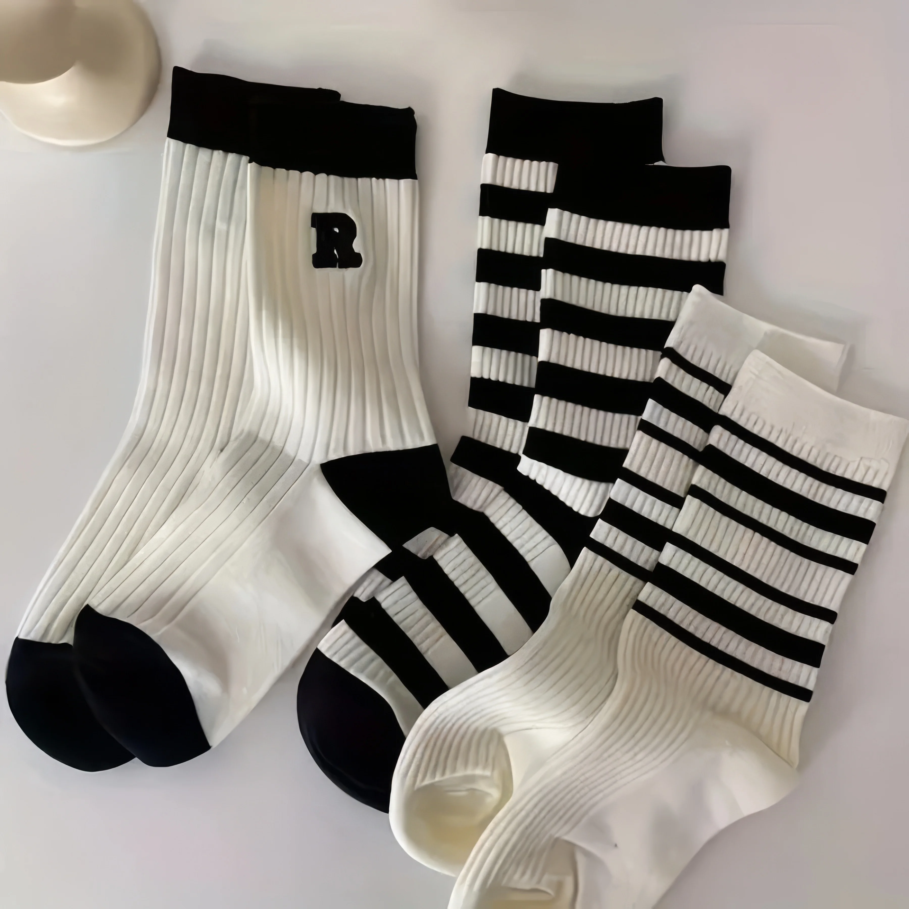 5 Paar weiche und bequeme schwarz-weiß gestreifte Socken, schmale Passform und atmungsaktiv im Sommer, geeignet für Outdoor-Bekleidung