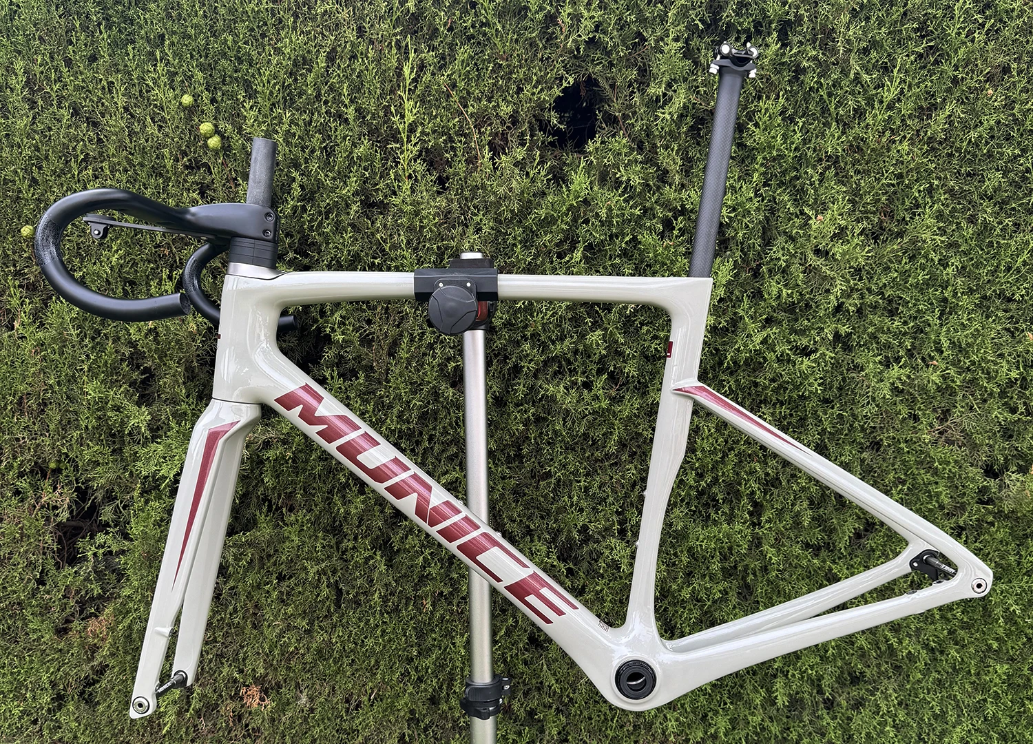 Munice R2 Carbonfaser-Rennradrahmen Versand aus Spanien Ultraleichter Allround-Carbon-Rennradrahmen Aerodynamischer EPS-geformter Carbonrahmen Scheibenbremse Max. 700*32C AERO T47 Fahrradrahmen Vollständig interne Kabelführung Lenker DI2 Mechanisch 2 Jahre Garantie – Detail 18