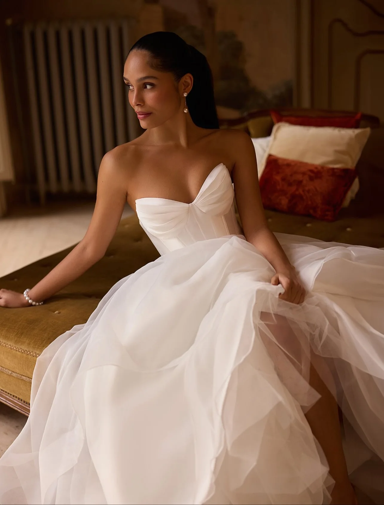 

Customized White Strapless Buttons Back Wedding Dress Elegant High Quality Delicate Bridal Party Organza Sleeveless Bridal Gowns