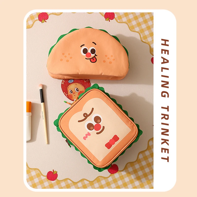 Borse Per Il Trucco A Forma Di Taco E Toast: Perfetta Combinazione Tra Carinissima Imitazione Di Cibo E Praticità Di Stoccaggio L'asciugamano Interno Ha Una Tasca In Rete E Un Portapenne, Che Può Contenere Pennelli Da Trucco, Campioni Di Prodotti Per La Cura Della Pelle, Palette Di Ombretti E Altri Prodotti Di Bellezza, Facilitando Così La Conservazione Dell'intero Set Di Trucchi Per Brevi Viaggi. L'intero Pezzo è Realizzato In Tessuto Morbido Ed Elastico, Dal Tocco Soffice E Coccoloso, Funzionando Sia Come Pratica Borsa Portaoggetti Che Come Accessorio Divertente, Perfetto Per Le Ragazze Che Apprezzano Gli Stili Carini.-image