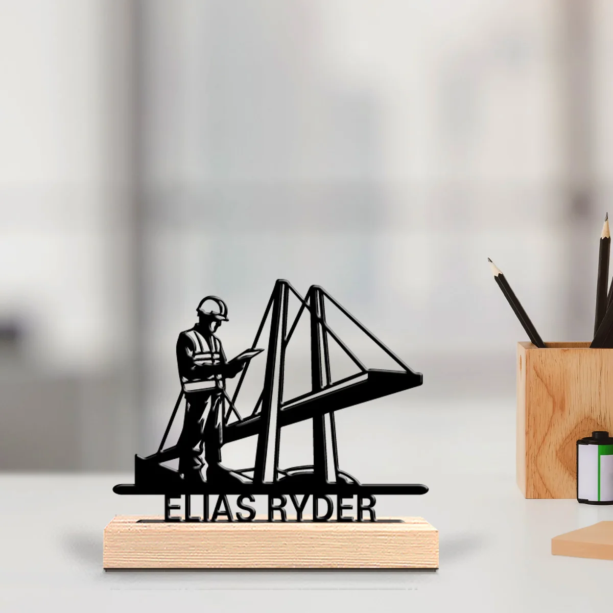 Afbeelding 4: Een stijlvolle en gepersonaliseerde metalen sculptuur, geschikt voor civiele ingenieurs, met een houten voet.