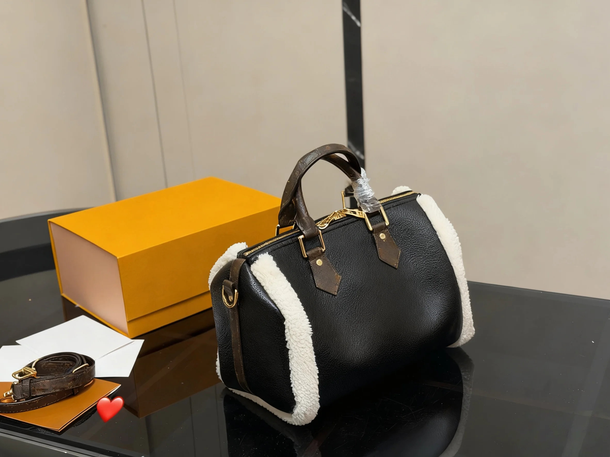 

2025 New SIZE: 30 CM Fashionable Versatile bags leather cherry Portable can be carried on the shoulder no boxes