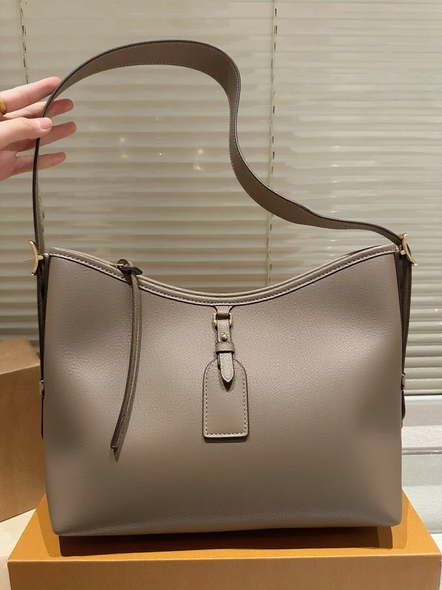 

2025 New SIZE: 30X24X12 CM Fashionable Versatile bags leather cherry Portable can be carried on the shoulder no boxes