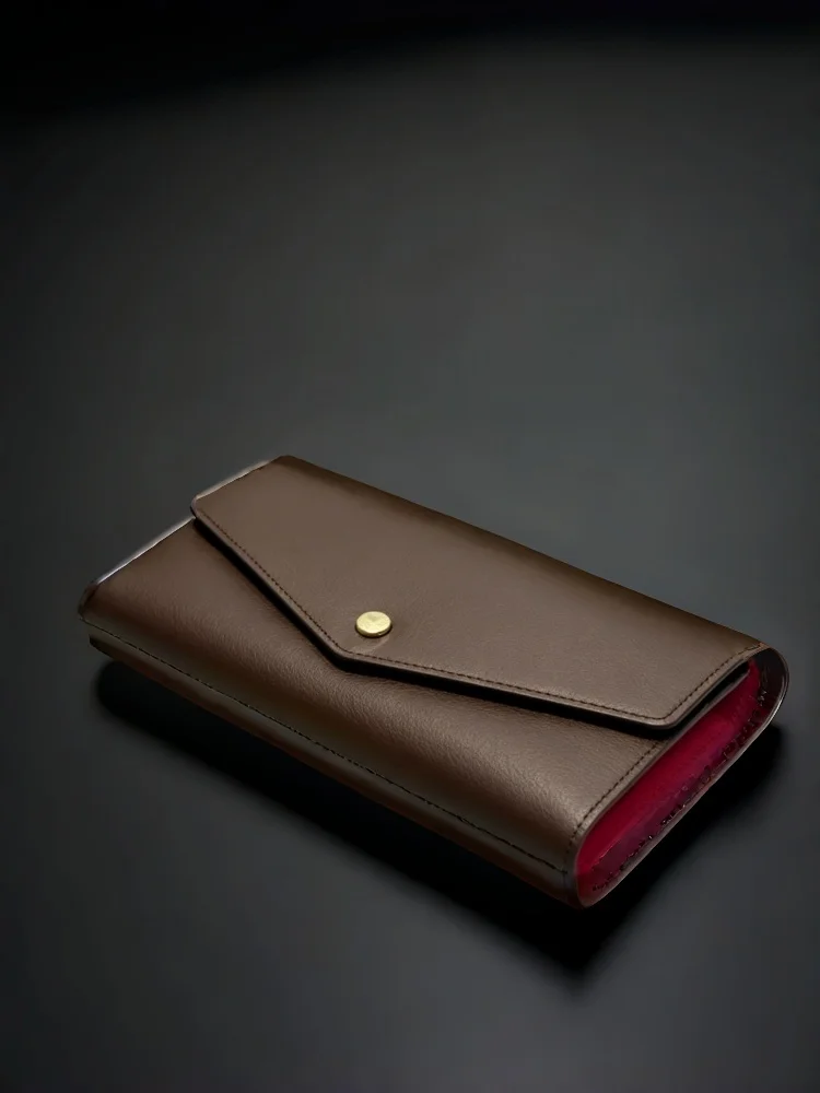 

Classic And Versatile Crooked Brown Interior Red Color Blocked Hand-held Wallet