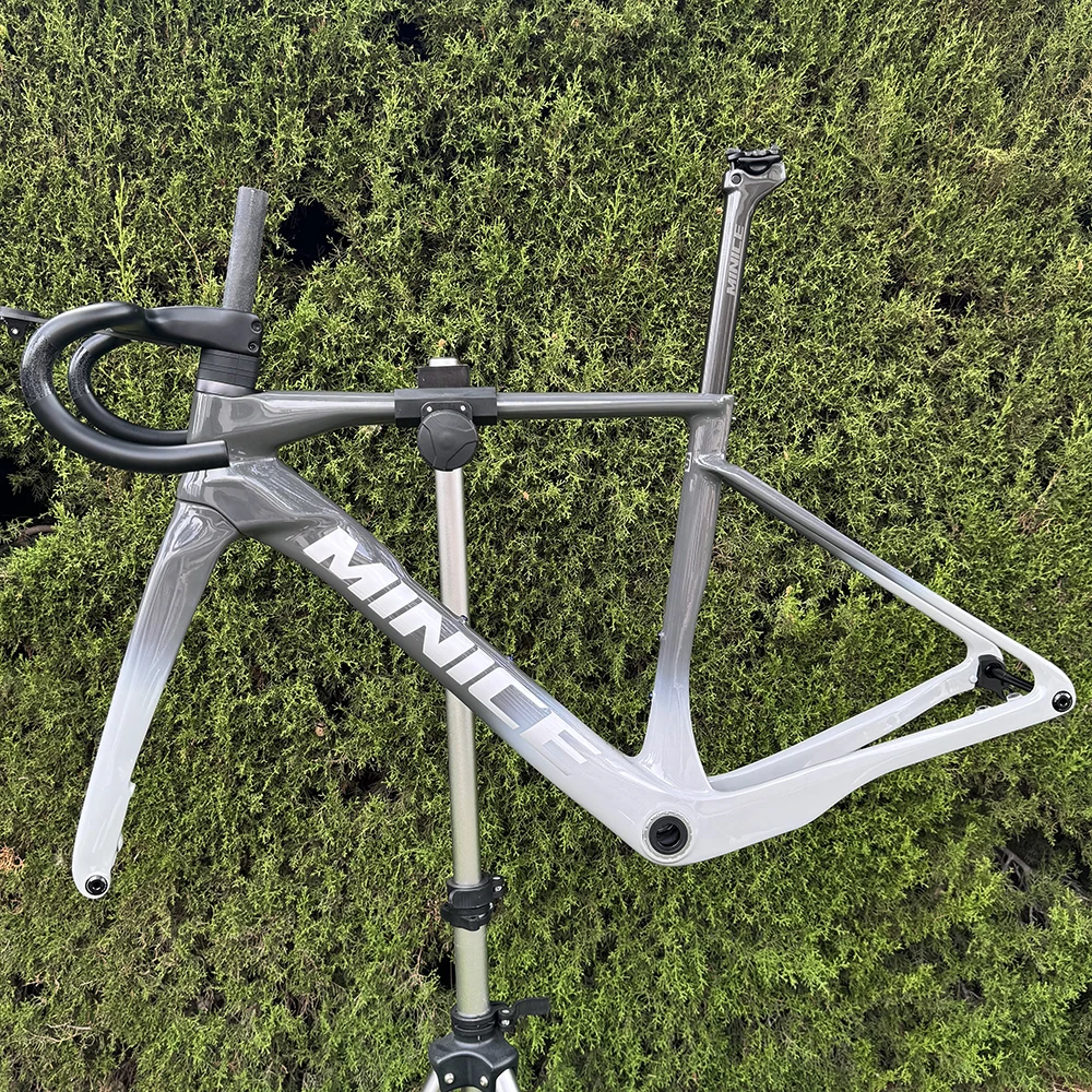 Minice Aerodynamischer EPS-geformter Carbonrahmen mit Scheibenbremse, max. 700*32C, AERO Rennrad-Rahmenset, BSA, vollständig interne Kabelführung, Lenker, DI2, mechanisch – Detail 14