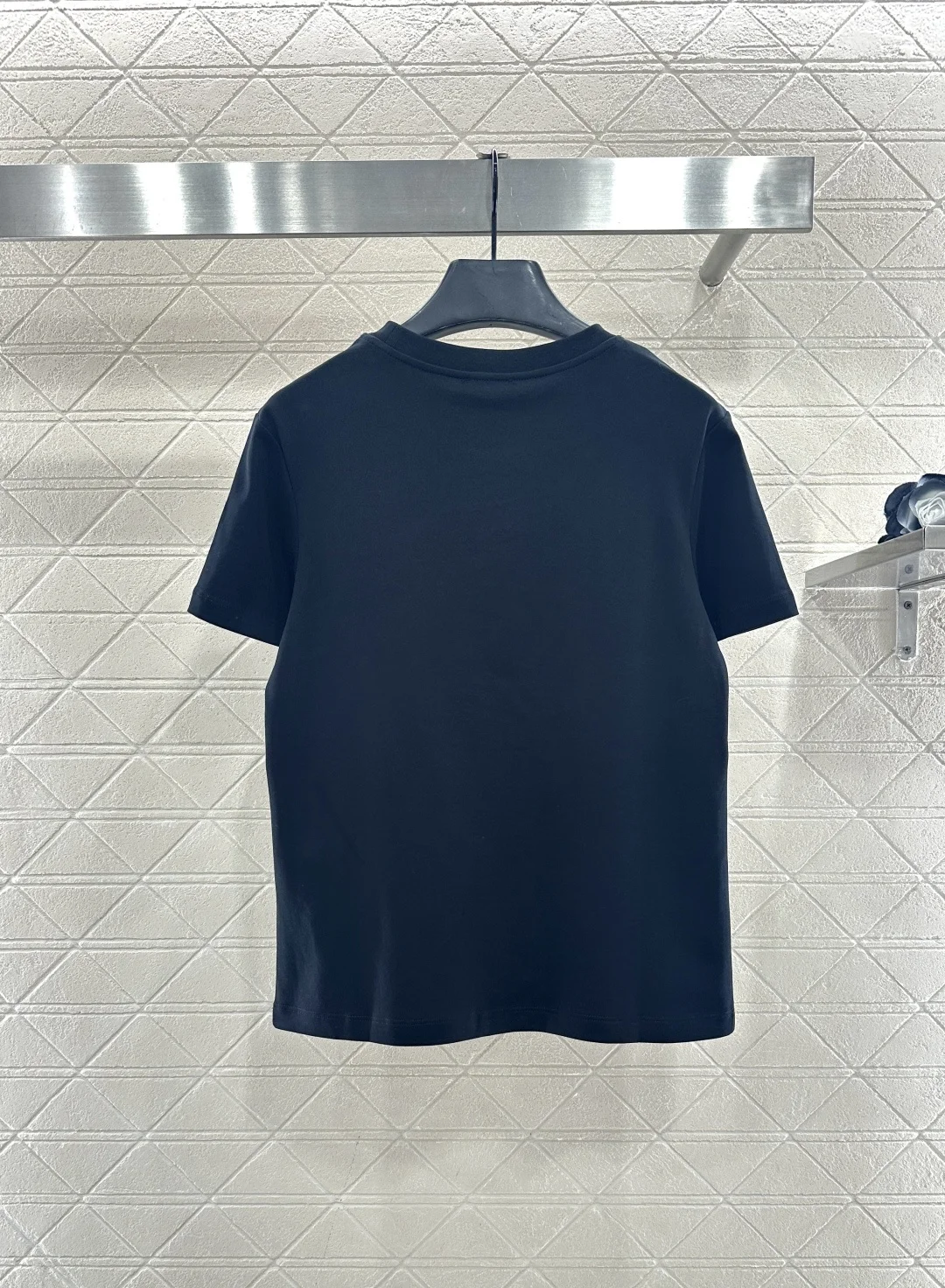 

Новая женская футболка с круглым вырезом и вышитым логотипом из бисера, саржевый хлопковый материал, мягкий, приятный для кожи топ с короткими рукавами