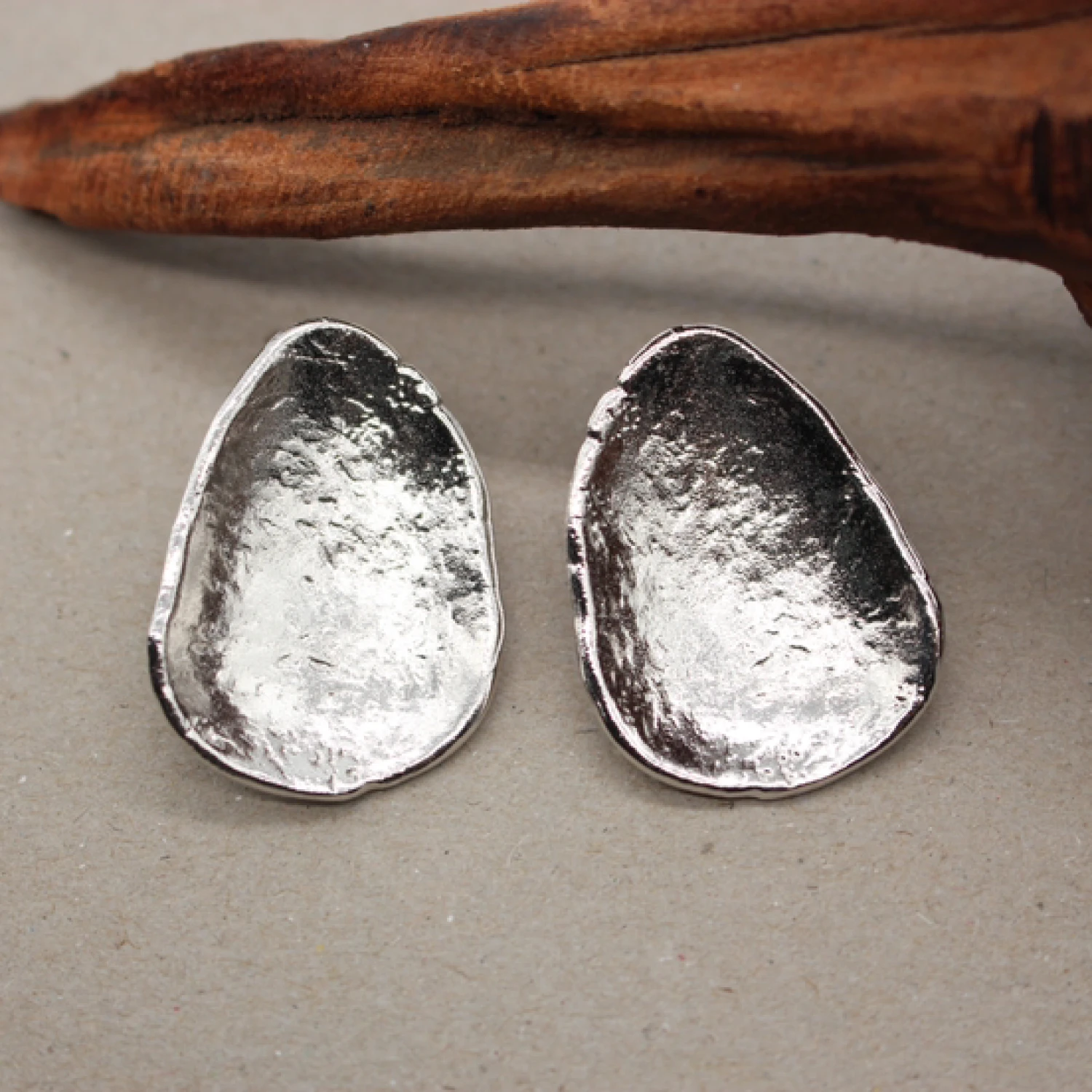 YAJUNIEL أقراط مطروقة مطلية بالذهب الأبيض للنساء أقراط نحاسية مضادة للحساسية على شكل عضوي #3