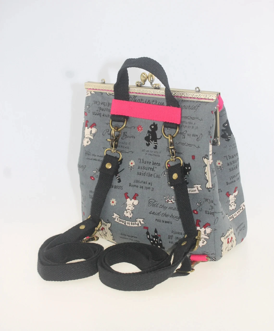 Lost In Vintage Ukuran Besar Puss in Boots Print Kiss Lock Ransel Convertible atau Tas Selempang atau Bahu dengan Logam 23x10x20cm