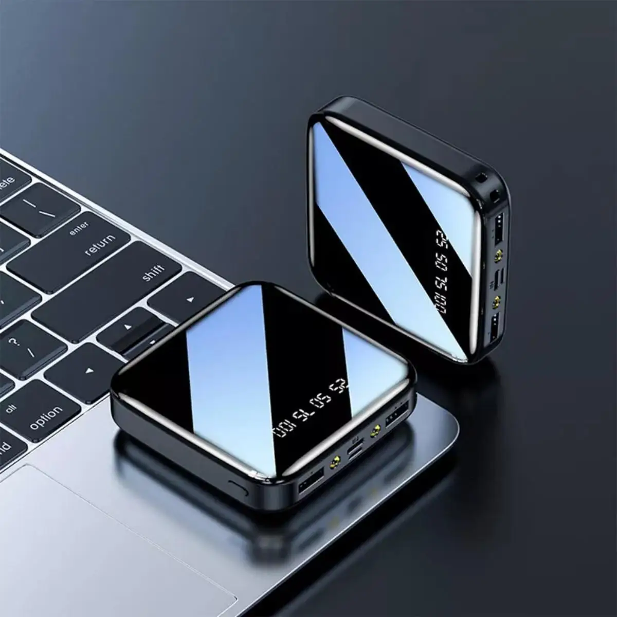 Mini Power Bank Quadrato dal Design Sottile, Batteria di Backup con Indicatore di Ricarica, Ricarica Simultanea per Telefono, Accessorio da Viaggio, Pratico