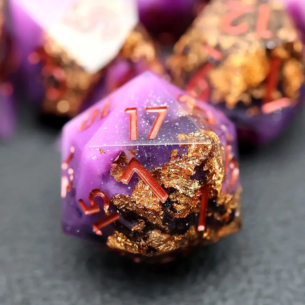 

Набор фиолетовых кубиков ручной работы из смолы с золотой фольгой, 7 шт., многогранные кубики для D&D, RPG, настольных игр N3