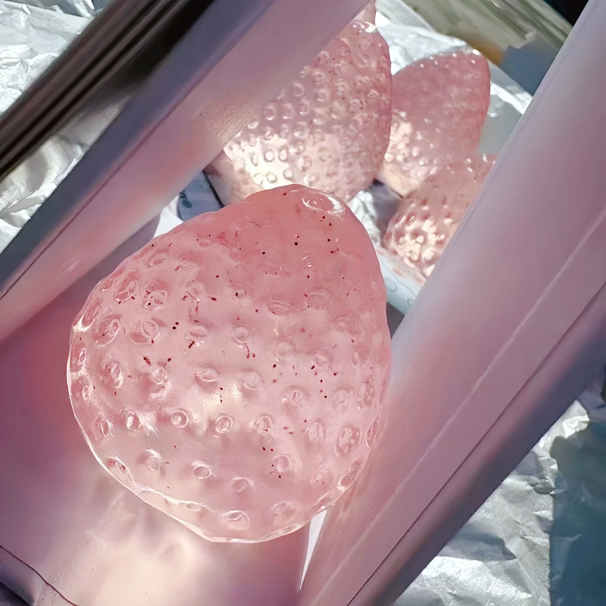 ของเล่นแปลกใหม่สตรอเบอร์รี่เนื้อนุ่ม รูปลักษณ์สูง ฟื้นตัวช้า บีบปลดปล่อยความเครียดสําหรับใช้ในสํานักงาน วันเกิดในอุดมคติ อีสเตอร์ และ