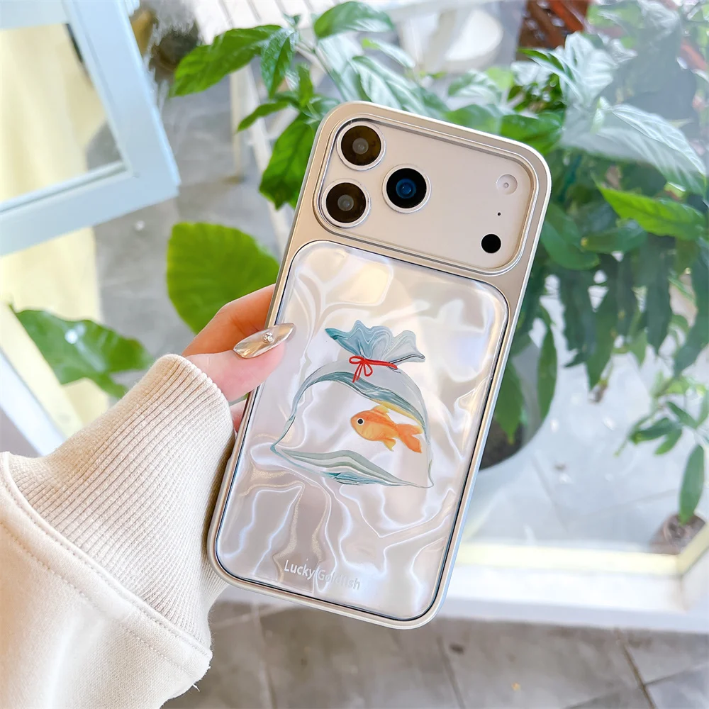 

Korea INS Wavy Ripple Goldfish Phone Case for iPhone 17 Pro Max 15 14 13 16 Max Fundas Kawaii Glossy Cute Protective Cover Cases