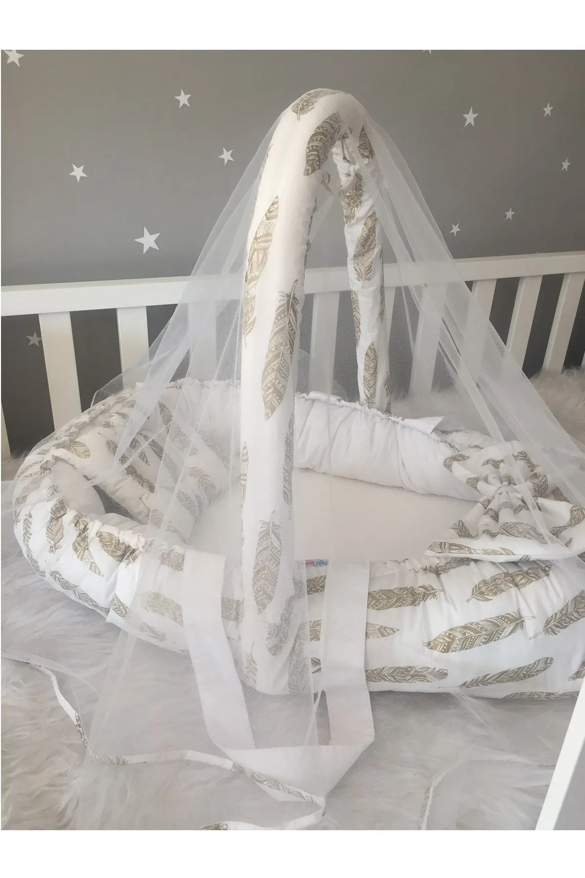 Luxe Design Babynest Met Handgemaakte Klamboe Met Gouden Veren En Speelgoedhanger