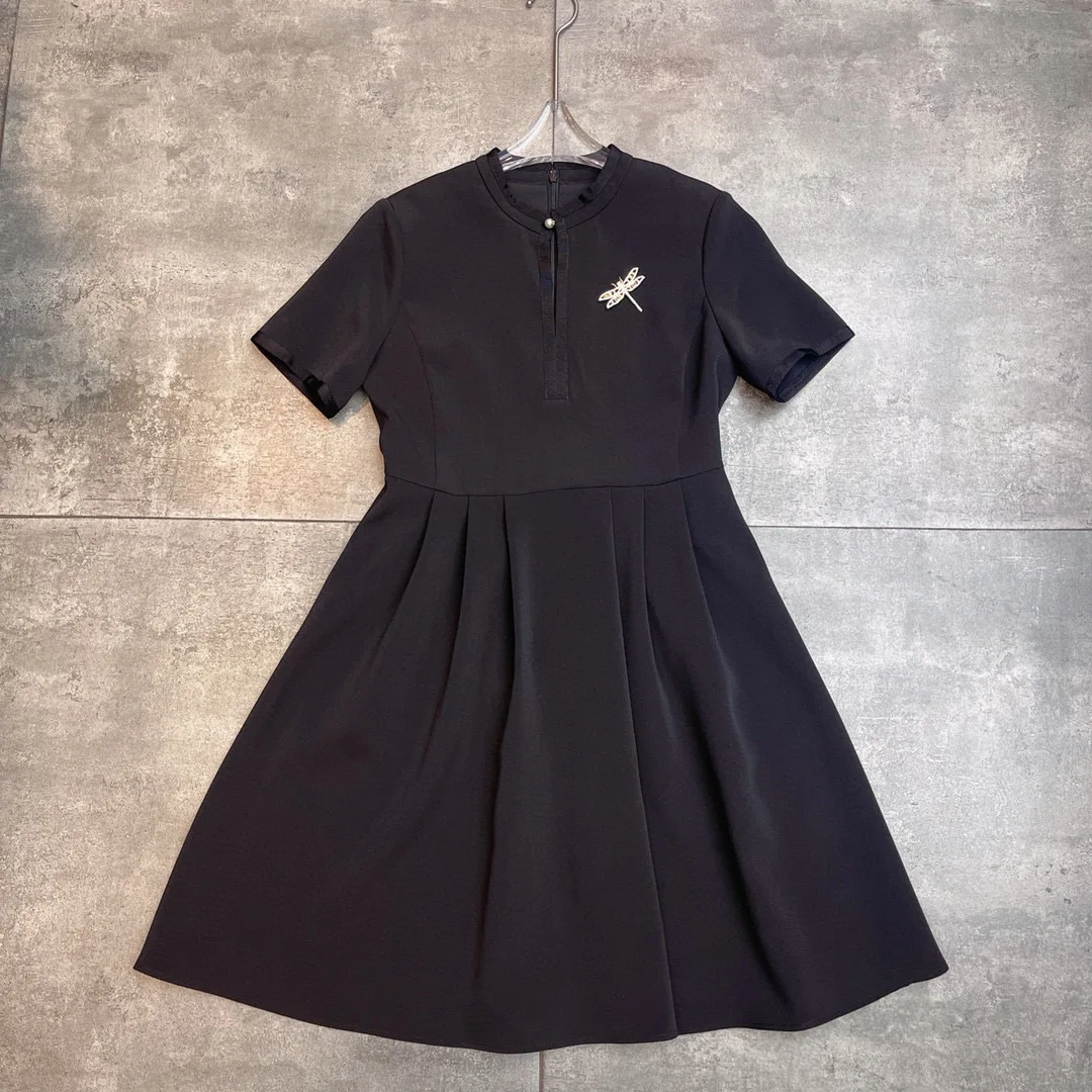 Elegant brooch decorated short-sleeved mini dress