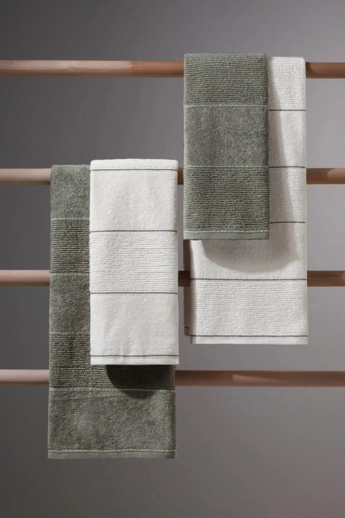 The Product is Extra Soft and Modern 100% COTTON. Size: 50X90 70X140 Cm Bath Towel Set.