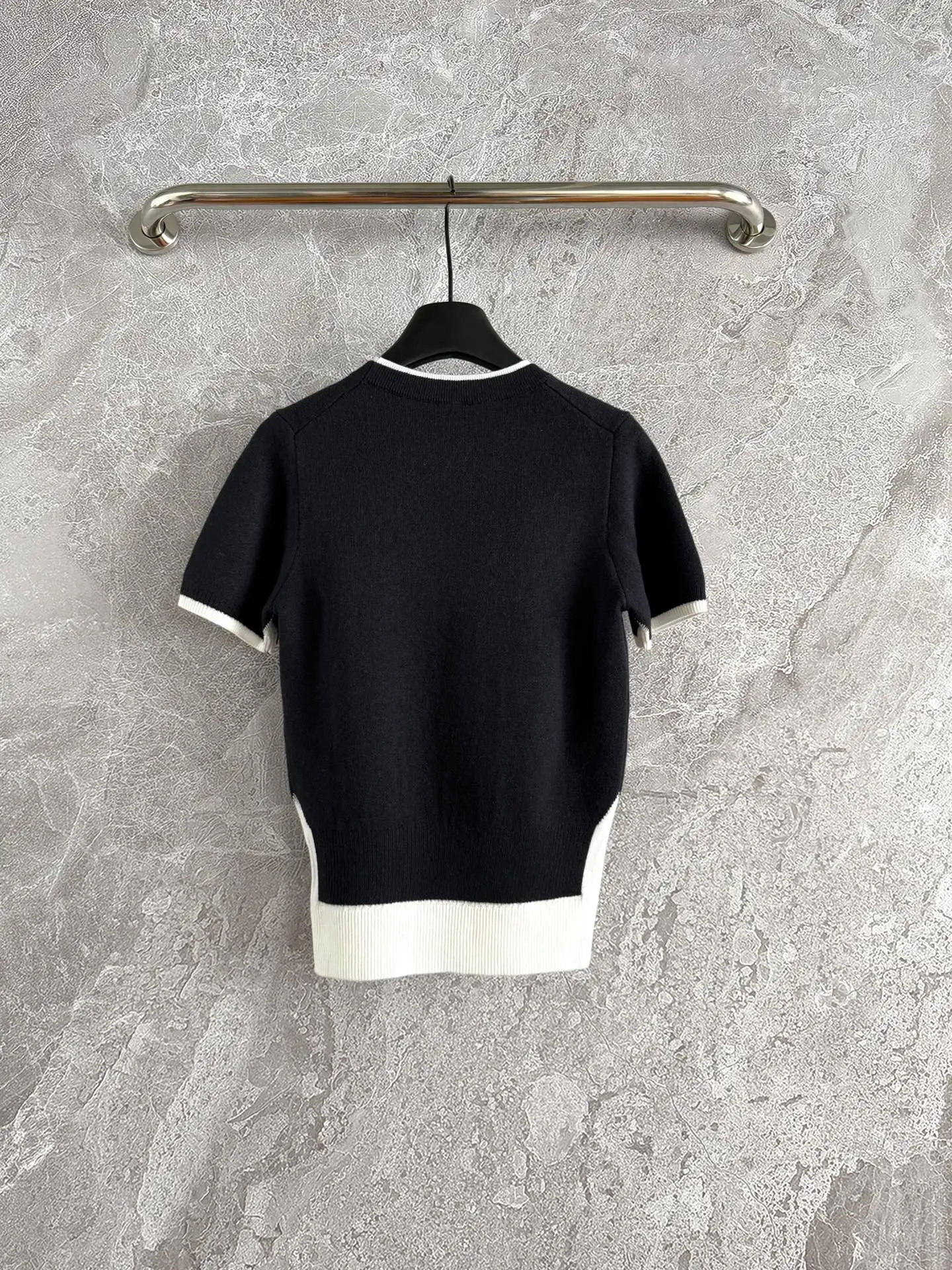 

25 autumn and winter new high-end quality pullover round neck knitted short sleeved sweater with contrasting color temperament