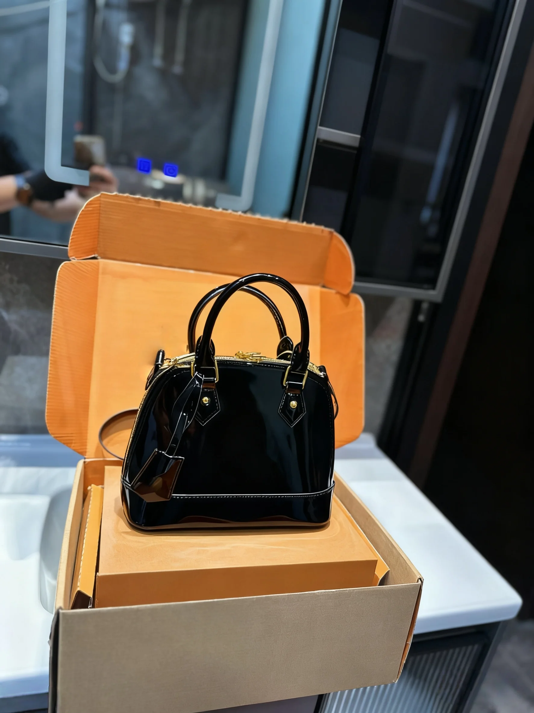 

2025 New SIZE: 23x18 CM Fashionable Versatile bags leather cherry Portable can be carried on the shoulder no boxes