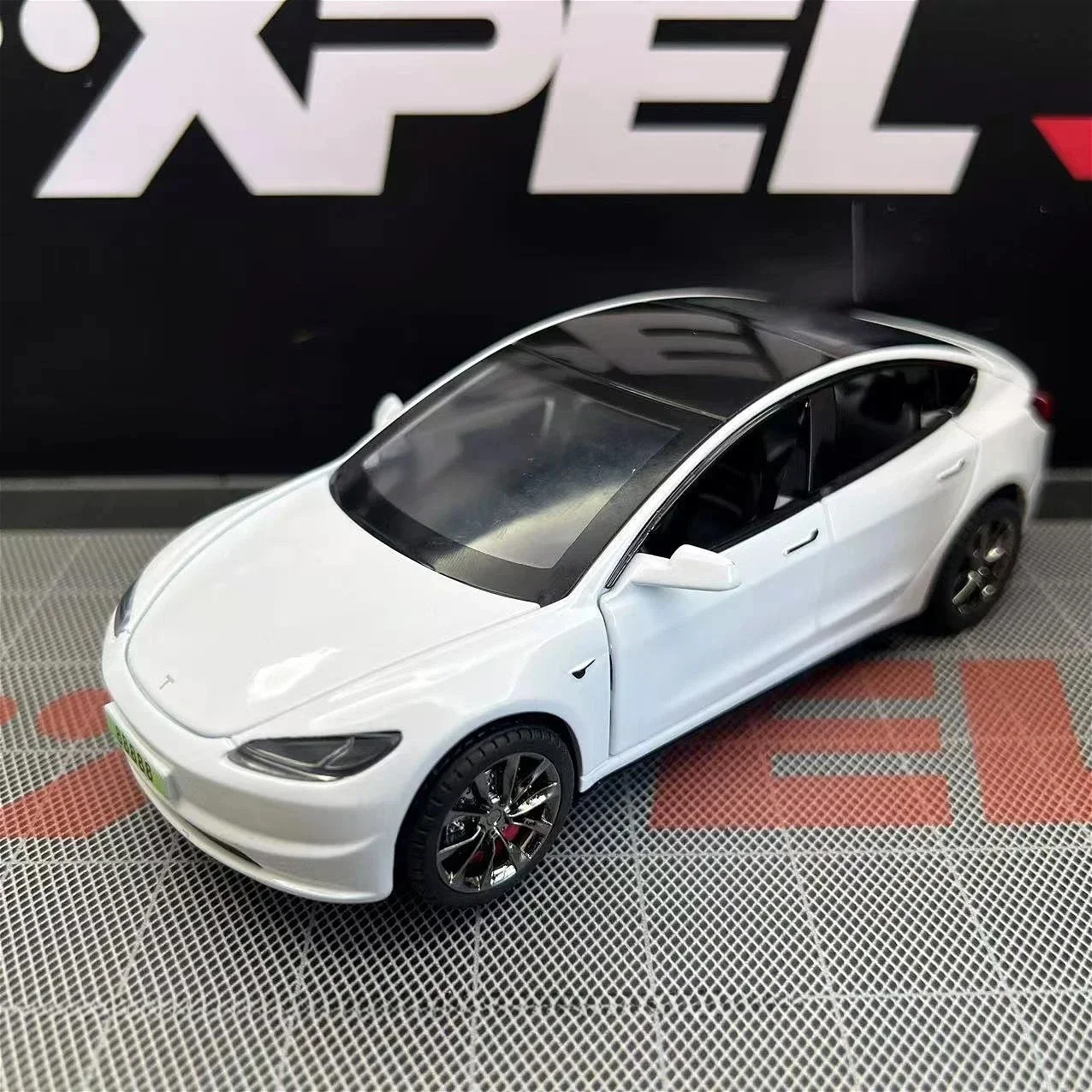 1:32 Tesla Model 3 Legering automodel Simulatie Geluid en licht Trek speelgoedauto Metalen auto Jongenscollectie Ornamenten Cadeau - afbeelding 2