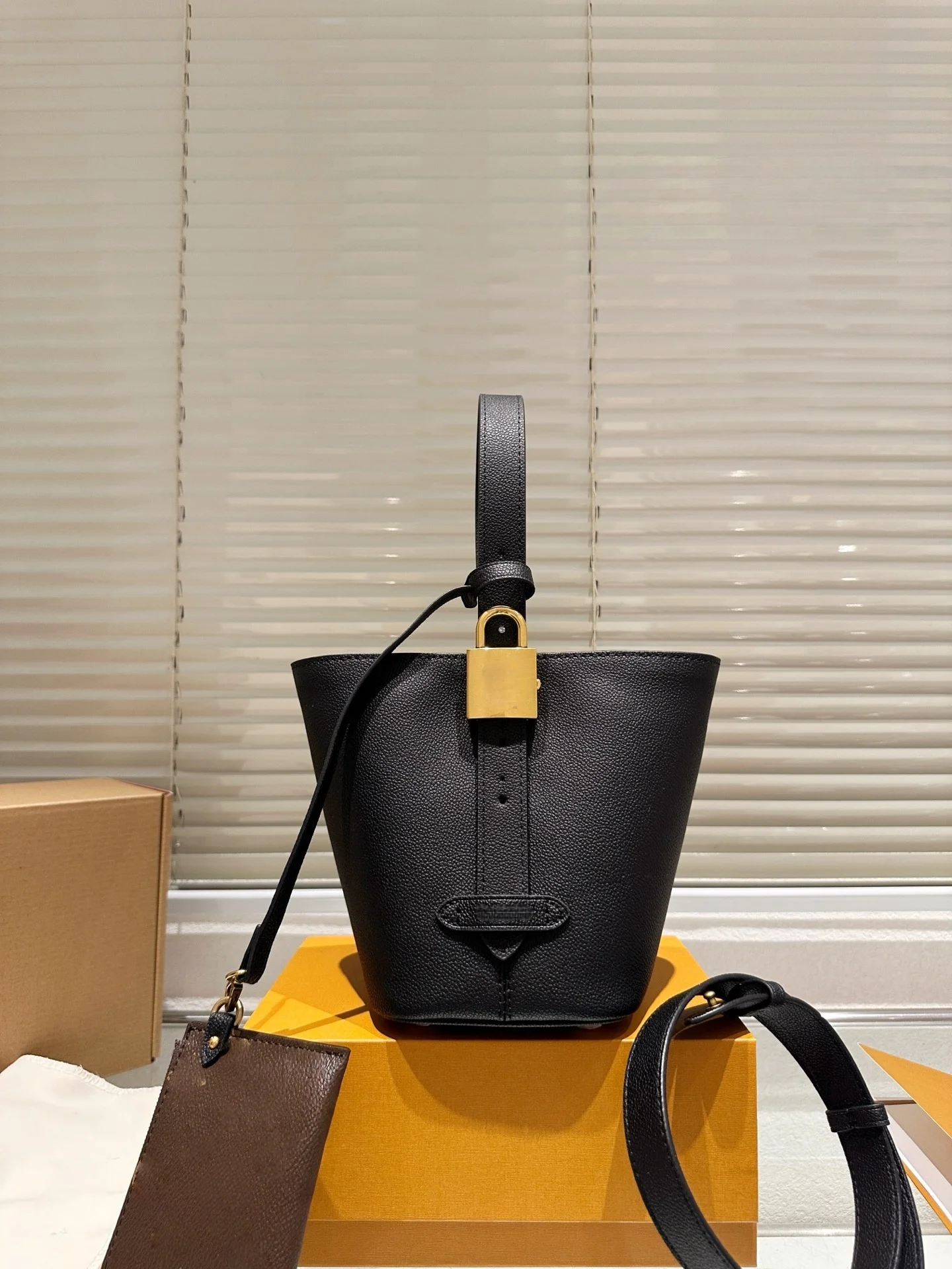 

2025 New SIZE: 19x18x12 CM Fashionable Versatile bags leather cherry Portable can be carried on the shoulder no boxes