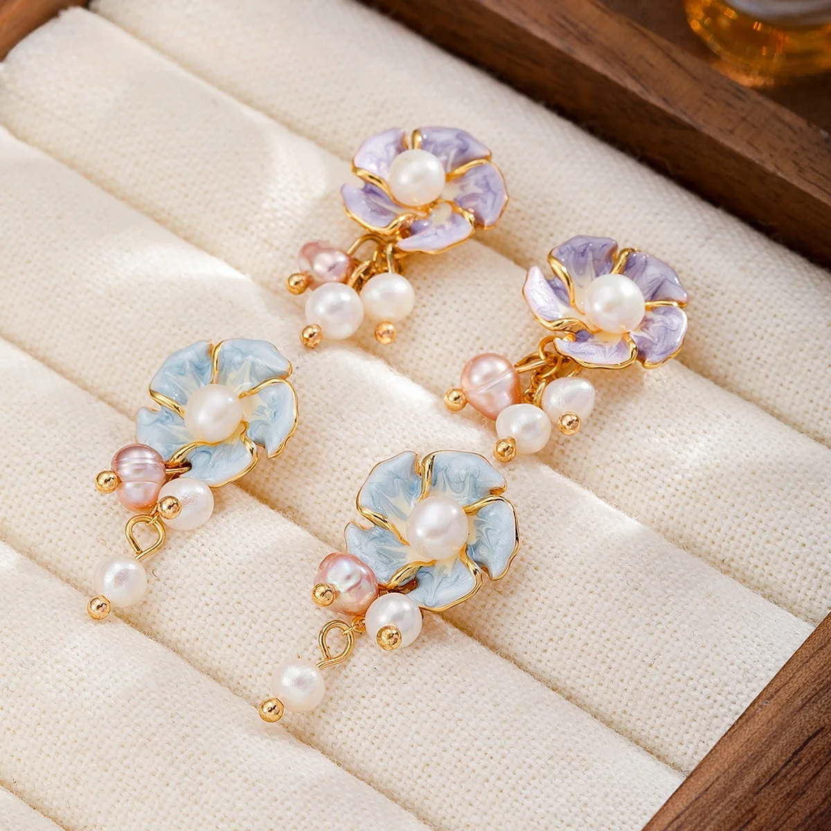 

Висячие серьги с цветочной эмалью и натуральным жемчугом, женские серьги с капельной глазурью и кисточками, винтажные украшения, медное покрытие, 18-каратное золото