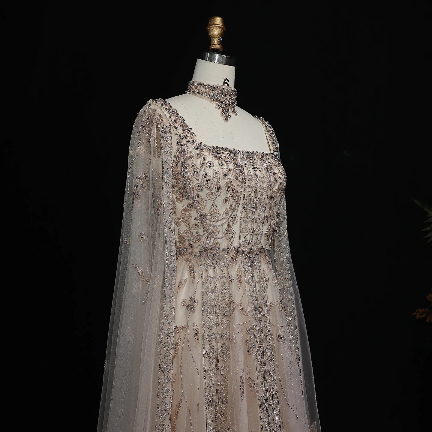 Sharon Said Elegantes Dubai Nude Arabisches Abendkleid mit Cape-Ärmeln Choker Weinrot Hochzeitsfeierkleider SS543 Maßanfertigung – Detail 12